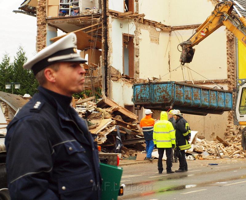 Hausexplosion Bruehl bei Koeln Pingsdorferstr P423.JPG